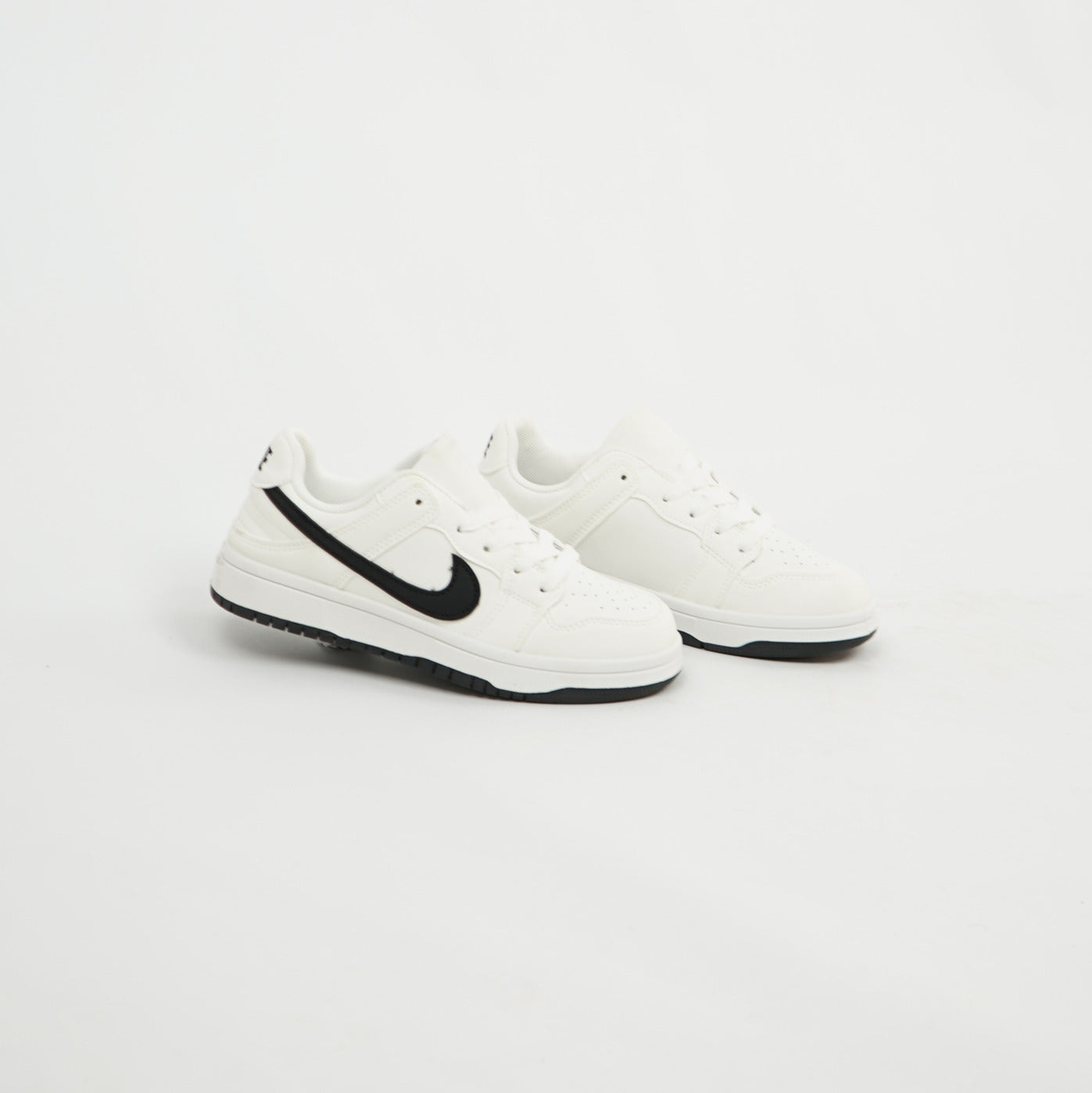 Nike - Blanc / Swoosh Noir 